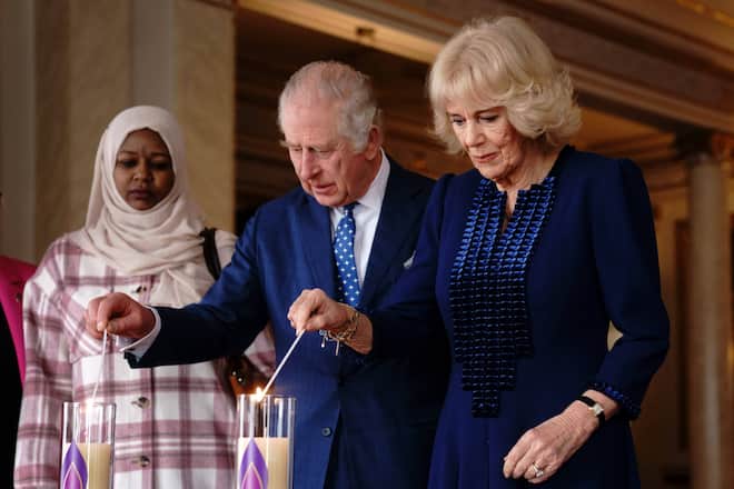 Entertainment Themen der Woche KW04 . 27/01/2023. London, United Kingdom. King Charles III and Camilla,the Queen Consort, with Amouna Adamlight, a survivor of the Darfur genocide and Holocaust survivor Dr Martin Stern, after lighting a candle to mark Holocaust Memorial Day at Buckingham Palace in London. PUBLICATIONxINxGERxSUIxAUTxHUNxONLY xPoolx/xi-Imagesx IIM-24101-0004