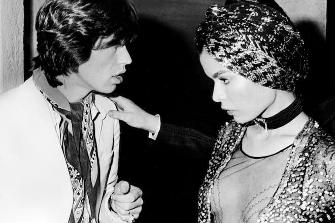UNSPECIFIED - MAY 12: ST TROPEZ Photo of ROLLING STONES and Bianca JAGGER and Mick JAGGER, Mick Jagger talking to wife Bianca Jagger at a party in St Tropez (Photo by RB/Redferns)