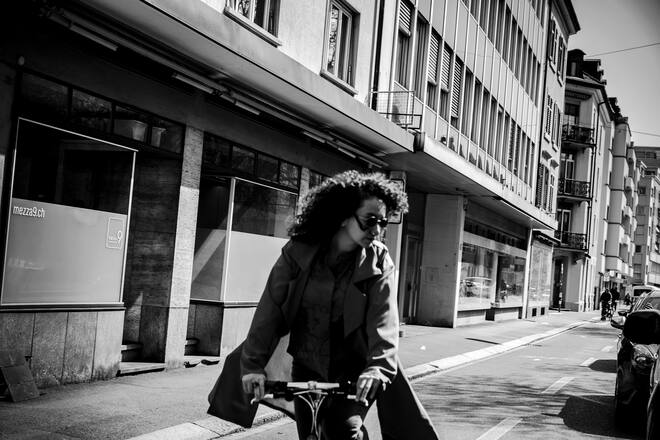 Zizi Hattab auf dem Fahrrad in Zürich