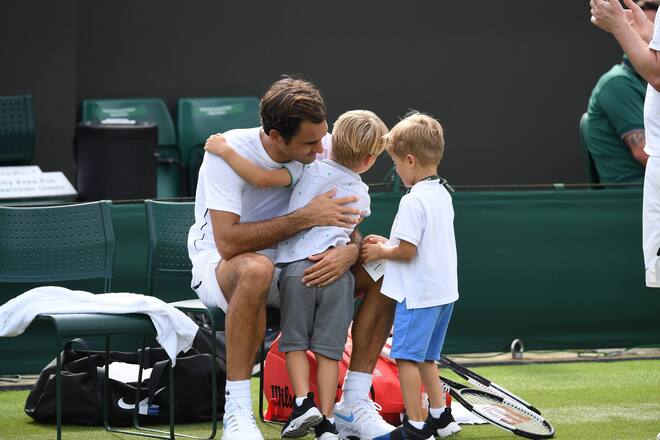 Federer Roger ,Schweiz mit seinen Zwillingsshnen Leo und Lenny auf Court 3 in Wimbledon *** Federer Roger Switzerland with his twin sons Leo and Lenny on Court 3 in Wimbledon