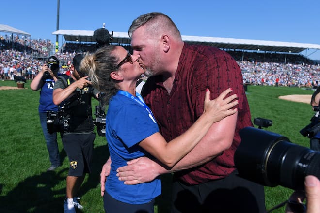 Zug, 25.08.2019. Sport, Schwingen, Kampfsport, ESAF 2019.Eidgenoessische Schwing- und Aelplerfest 2019 in Zug.Triumph am Eidgenoessischen - Christian Stucki ist Schwingerkoenig 2019!Christian Stucki kuesst Ehefrau Cecile.Copyright by: foto-net / Kurt Schorrer