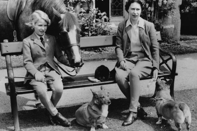 WINDSOR, ROYAUME-UNI - CIRCA 1950 : La Reine Elizabeth et sa jeune fille la Princesse Anne dans l'intimite de Frogmore avec leur cheval et leurs chiens, circa 1950 a Windsor, Royaume-Uni. (Photo by Keystone-France\Gamma-Rapho via Getty Images)