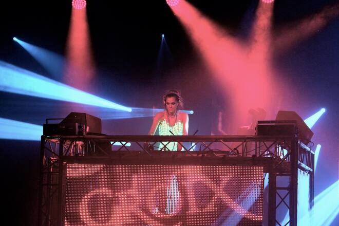 Tanja La Croix im LED-Outfit auf der Bühne