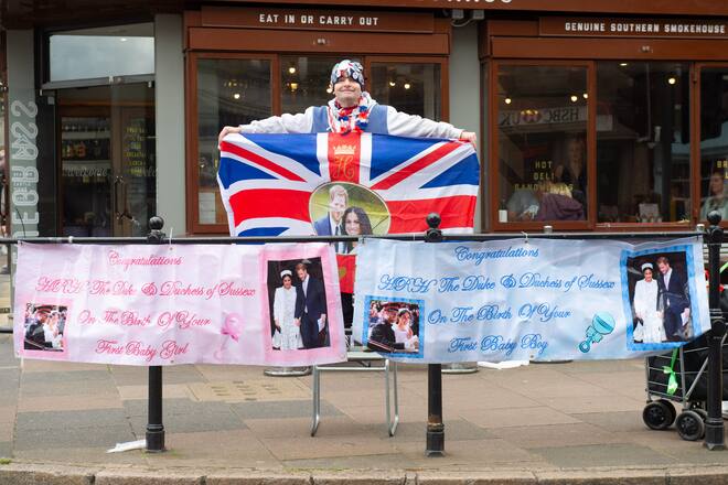 Royal Fan in Windsor wartet auf Baby Sussex