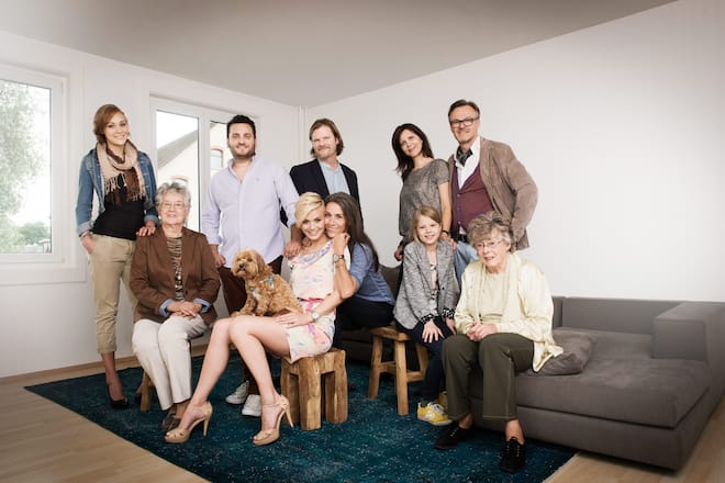 Dominique Rinderknecht mit ihrer ganzen Familie im Wohnzimmer