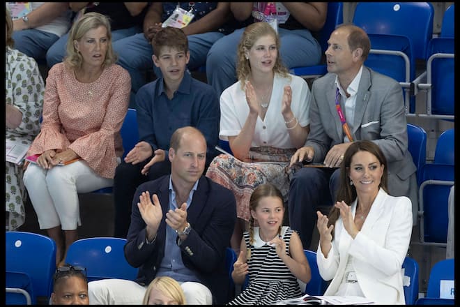 . 02/08/2022. Birmingham , United Kingdom. Prince William, Kate Middleton and Princess Charlotte with Prince Edward and Sophie, Countess of Wessex and their children Lady Louise Windsor and James, Viscount Severn, watching the swimming competition at the Commonwealth Games in Birmingham, United Kingdom. PUBLICATIONxINxGERxSUIxAUTxHUNxONLY xStephenxLockx/xi-Imagesx IIM-23660-0102
