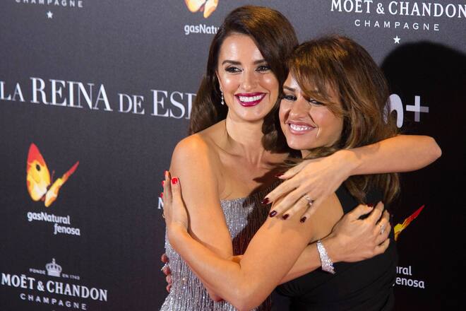 Penelope Cruz und ihre Schwester Monica Cruz bei der The Queen of Spain Film Premiere am 24.11.2016 in Madrid La Reina de Espana ( The Queen of Spain ) Filmpremiere in Madrid, 2016 PUBLICATIONxINxGERxSUIxAUTxONLYPenelope Cruz and theirs Sister Monica Cruz at the The Queen of Spain Film Premiere at 24 11 2016 in Madrid La Reina de Espana The Queen of Spain Film premiere in Madrid 2016 PUBLICATIONxINxGERxSUIxAUTxONLY