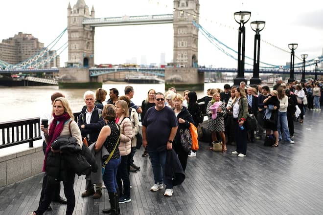 Lange Schlangen vor dem Sarg der Queen
