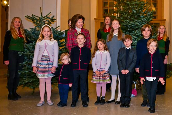 KËnigin Silvia (SE), Prinzessin Estelle (SE), Prinz Oscar (SE), Prinzessin Leonore (SE), Prinz Nicolas (SE), Prinzessin Adrienne (SE), Prinz Alexander (SE), Prinz Gabriel (SE), Prinz Julian (SE), bei der traditionellen â¹bergabe der Weihnachtsbâ°ume durch Studenten der Forstwirtschaftsakademie (SkogshËgskolan) im KËniglichen Schloss in Stockholm, Schweden, 18. Dezember 2023.