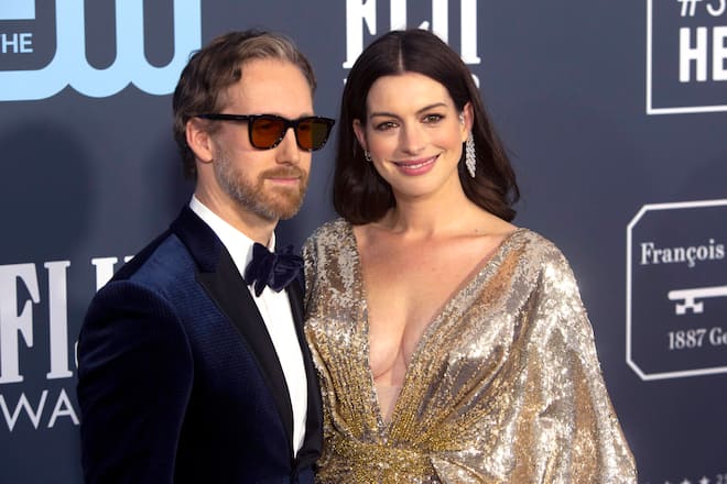 Adam Shulman mit Ehefrau Anne Hathaway bei der Verleihung der 25. Critics Choice Awards im Barker Hangar. Santa Monica, 12.01.2020 *** Adam Shulman with wife Anne Hathaway at the 25 Critics Choice Awards ceremony in the Barker Hangar Santa Monica, 12 01 2020 Foto:xR.xWagnerx/xFuturexImage