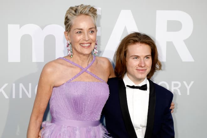 Sharon Stone mit Sohn Roan Joseph Bronstein Stone bei der 27. amfAR Gala Cannes im Rahmen des Festival de Cannes 2021 / 74. Internationale Filmfestspiele von Cannes in der Villa Eilenroc. Antibes, 16.07.2021 *** Sharon Stone with son Roan Joseph Bronstein Stone at the 27 amfAR Gala Cannes at the Festival de Cannes 2021 74 Cannes International Film Festival at the Villa Eilenroc Antibes, 16 07 2021 Foto:xD.xBedrosianx/xFuturexImage