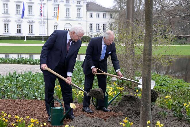 King Charles III. und Frank-Walter Steinmeier beim Gärtnern.