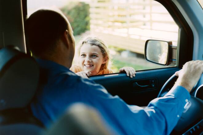 Mann spricht Kind an