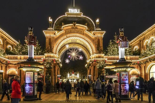 Haupteingang zum Tivoli mit Weihnachtsdekoration, Kopenhagen, Dnemark, Europa, Main entrance to Tivoli with Christmas decoration, Copenhagen, Denmark