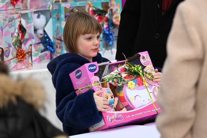 Prinzessin Gabriella von Monaco überreicht ein Geschenk.