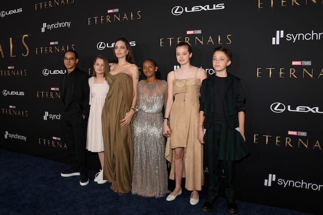 Angelina Jolie mit ihren Kindern an einer Filmpremiere