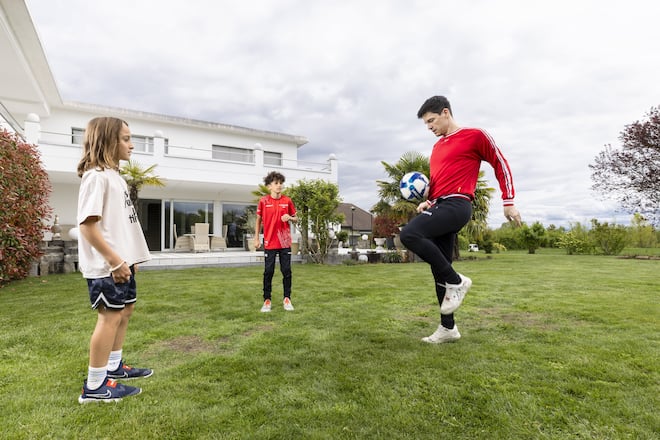 Fussballrunde im Garten des Elternhauses in Flumen thal SO: Komiker Alain Frei gegen seine Neffen Fynn (l.) und Marlon – ein klares Spiel für die jungen Talente.