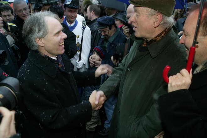Moritz Leuenberger begrüsst Franz Hohler an der Bundespräsidentenfeier 2005