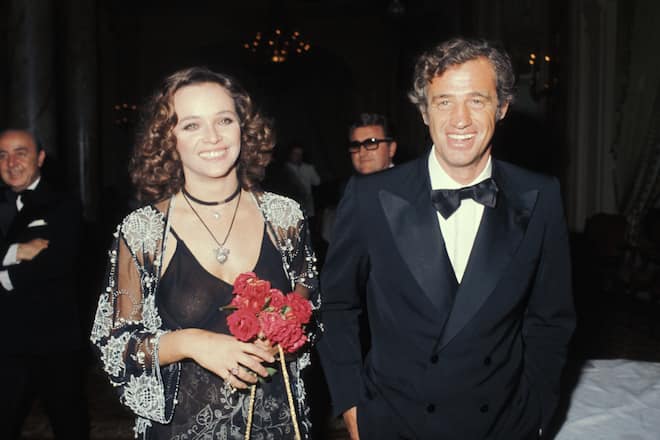 Laura Antonelli et Jean-Paul Belmondo lors du Festival de Cannes le 15 mai 1974, France. (Photo by Gilbert GIRIBALDI/Gamma-Rapho via Getty Images)