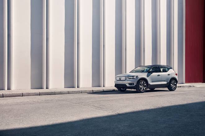 Volvo XC40 Recharge P8 AWD in Glacier Silver