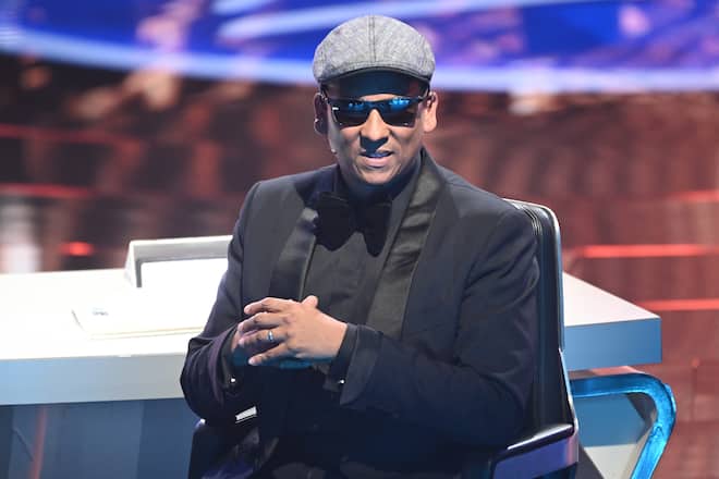 ARCHIV - 27.04.2019, Nordrhein-Westfalen, Köln: Der damalige Juror Xavier Naidoo sitzt beim Finale der RTL-Castingshow «Deutschland sucht den Superstar 2019» (DSDS) auf der Bühne. (zu dpa: «Überraschender Auftritt von Naidoo bei Pocher-Show - Fans polarisiert») Foto: Henning Kaiser/dpa +++ dpa-Bildfunk +++