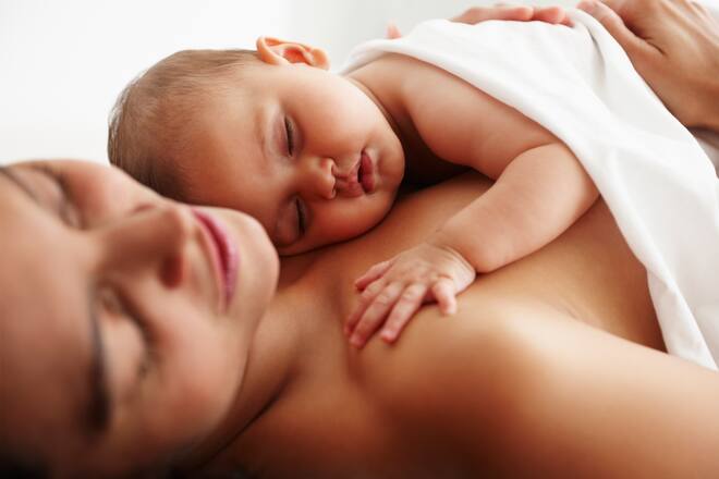 Mutter und Kind Haut an Haut