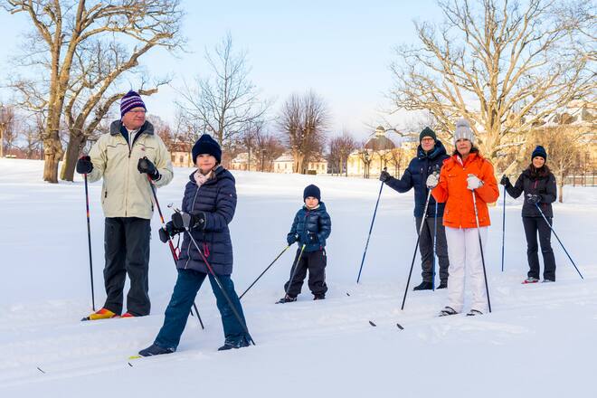 ++ SONDERKONDITIONEN: Doppelter Anstrich ++ König Carl Gustaf (SE), Königin Silvia (SE), Kronprinzessin Victoria (SE), Prinz Daniel (SE), Prinzessin Estelle (SE), Prinz Oscar (SE), bei einer Ski-Tour mit Langlaufskiern durch den Schlosspark von Schloss Drottningholm auf der Insel Lovön im Mälarsee in der Gemeinde Ekerö, Schweden, 7. Februar 2021.