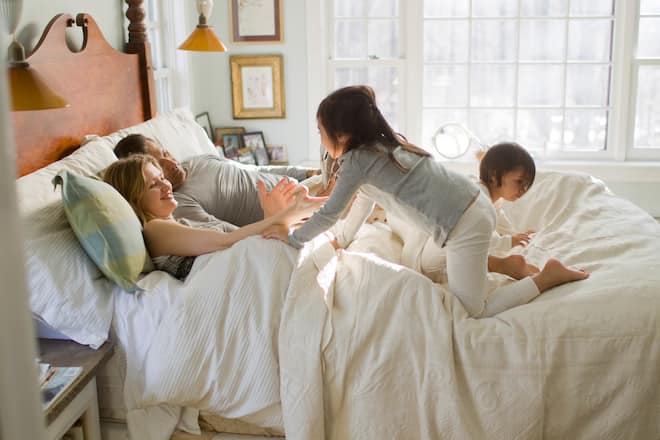 Familie im Bett