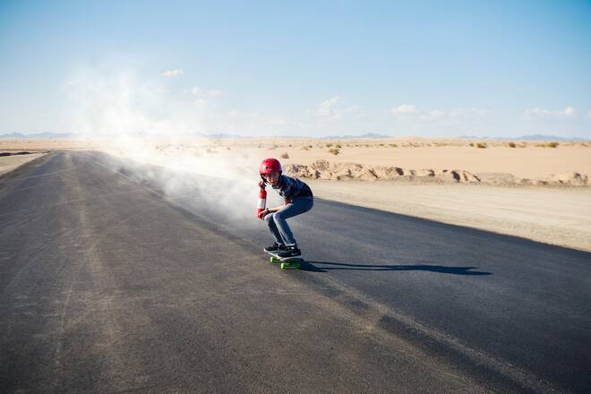 Junge auf Skateboard