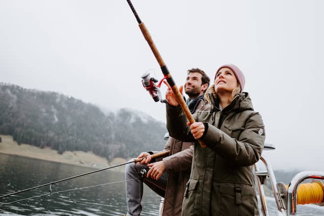 Fabienne Bamert, Fernsehmoderatorin (SRF) und ihr Freund Mario Gyr, Olympiasieger Rudern, fischen gemeinsam am Ãgerisee und bräteln Marshmellows im Garten des Hauses ihres Vaters - Dezember 2019 - Copyright Olivia Pulver