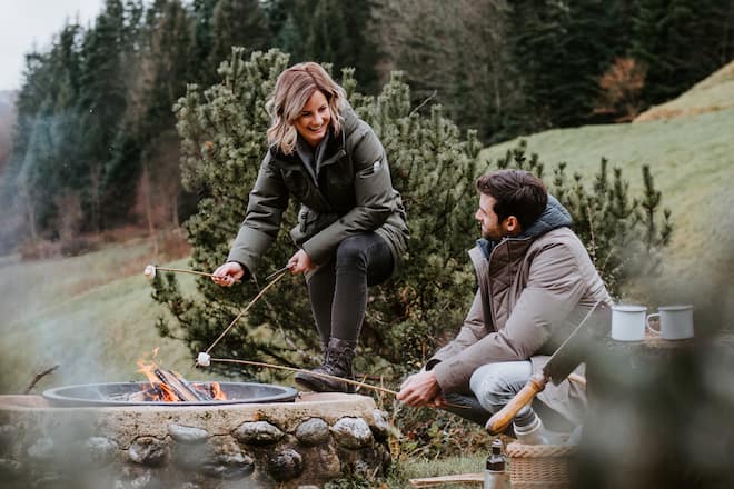 Fabienne Bamert, Fernsehmoderatorin (SRF) und ihr Freund Mario Gyr, Olympiasieger Rudern, fischen gemeinsam am Ãgerisee und bräteln Marshmellows im Garten des Hauses ihres Vaters - Dezember 2019 - Copyright Olivia Pulver