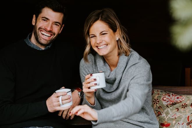 Fabienne Bamert, Fernsehmoderatorin (SRF) und ihr Freund Mario Gyr, Olympiasieger Rudern, fischen gemeinsam am Ãgerisee und bräteln Marshmellows im Garten des Hauses ihres Vaters - Dezember 2019 - Copyright Olivia Pulver