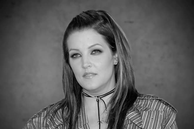 FOTOMONTAGE: Lisa Marie PRESLEY ist im Alter von 54 Jahren gestorben. ARCHIVFOTO Pressekonferenz mit Lisa Marie PRESLEY, die in Koeln ihre erste CD To whom it may concern vorstellt, 12.05.2003. *** PHOTOMONTAGE Lisa Marie PRESLEY has died at the age of 54 ARCHIVE PHOTO Press conference with Lisa Marie PRESLEY presenting her first CD To whom it may concern in Cologne, 12 05 2003