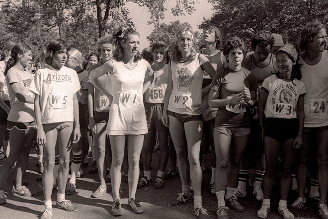 Running Katherine Switzer W1 and Miki Gorman W3 at the start of the 1975 New York Marathon in Central Park. New York Central Park New York USA Copyright: xPaulxJ..xSutton/DUOMO/PCNx RR7501-100002