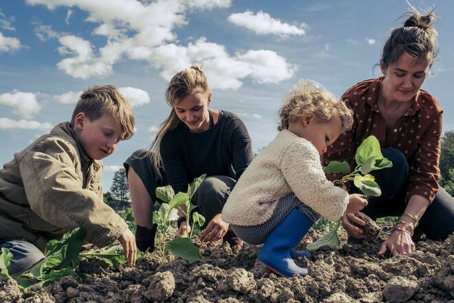 skandinavische eltern mit baby
