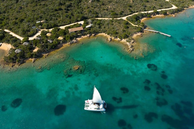 Forschungsschiff, das wie ein schwimmendes Labor Proben sammelt.