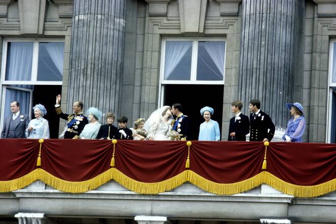 Prinzessin Diana und Prinz Charles Hochzeitskuss