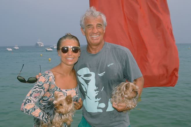 French actor Jean-Paul Belmondo with his wife Nathalie "Natty" and their dogs during their summer holiday in Saint Tropez. (Photo by James Andanson/Sygma via Getty Images)