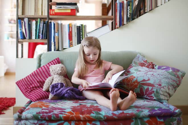 Kleines Mädchen mit Bilderbuch