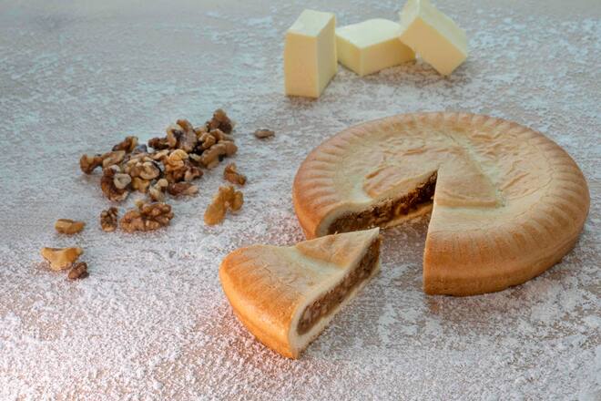 Sedrun (GR), 4.8.2021 -- Meister der Nusstortenkreation: Reto Schmid.Foto: Karl-Heinz Hug