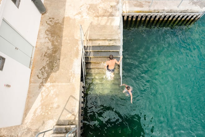 Wenn es einen Ort in Genf gibt, an dem man das ganze Jahr über zusammen- kommt, dann sind es die Bains des Pâquis.