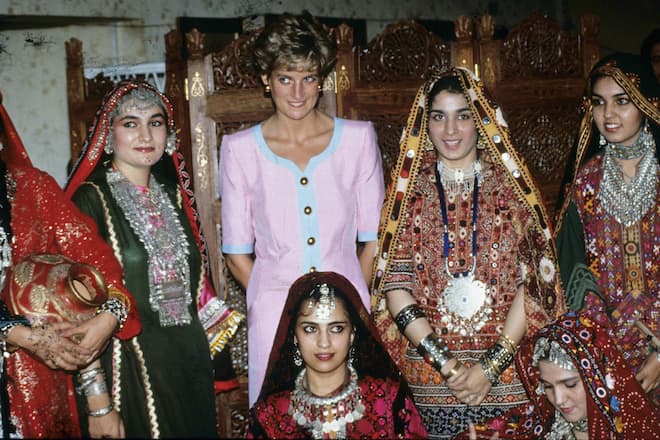 ISLAMABAD, PAKISTAN - SEPTEMBER 26: Princess Diana, Princess of Wales, poses with ethnic Pakistani ladies on September 26, 1991 in Islamabad, Pakistan. (Photo by Anwar Hussein/WireImage)