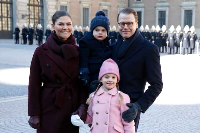 STOCKHOLM, SWEDEN - MARCH 12: Crown Princess Victoria of Sweden, Prince Oscar of Sweden, Princess Estelle of Sweden and Prince Daniel of Sweden attend the Crown Princess' Name Day celebrations at the Stockholm Royal Palace on March 12, 2019 in Stockholm, Sweden. (Photo by Michael Campanella/Getty Images)