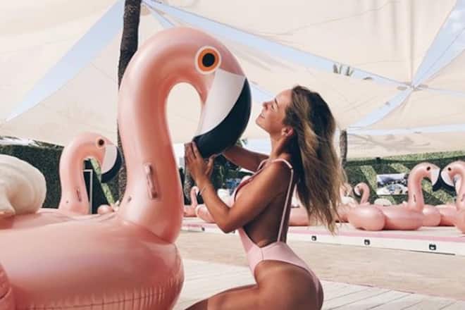 Adela Smajic zeigt ihre Bikinisammlung