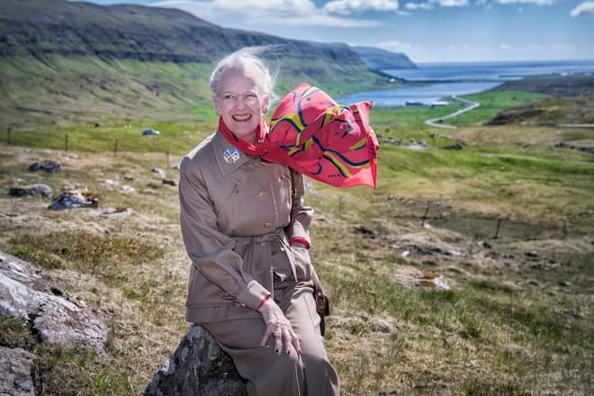 Königin Margrethe (DK), ist auf Sommertour mit dem Königsschiff auf den Färöer Inseln, Tag 4.Besuch auf Sandoy und Rundgang.** No SocialMedia Use **