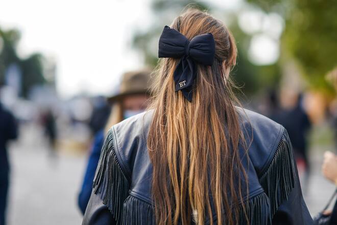 Schwarze Schleife im Haar
