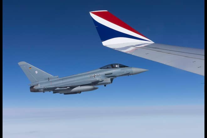 Zwei deutsche Kampfjets eskortieren den Royal Airforce Airbus mit King Charles an Bord.