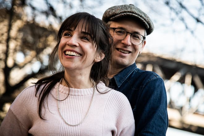 Micha Lewinsky mit Ehefrau Oriana Schrage 2020