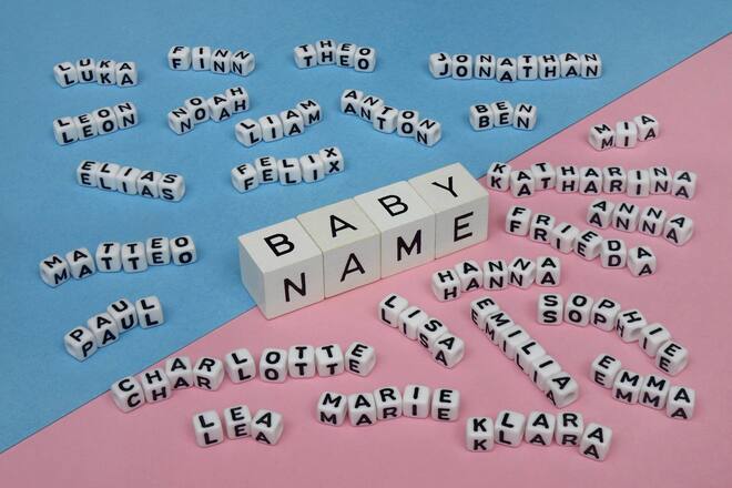 beliebte Babynamen beliebte Babynamen, 01.01.2022, Borkwalde, Brandenburg, Beliebte Babynamen liegen auf blauen und rosanen Untergrund. *** popular baby names popular baby names, 01 01 2022, Borkwalde, Brandenburg, Popular baby names are on a blue and pink background