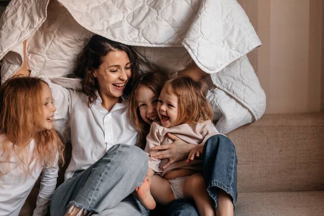 Mutter hat Spass mit drei Töchtern